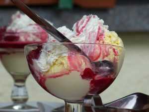 sundae, raspberry cups, vanilla icecream-167571.jpg